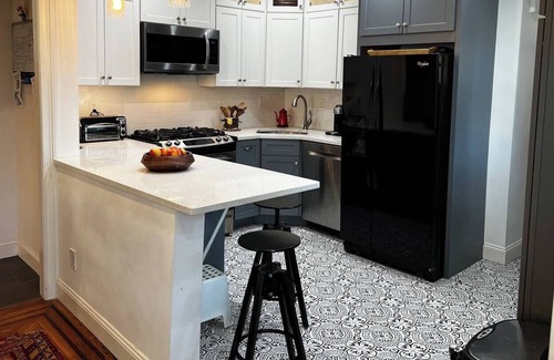 Kensington House | Charming 3-bedroom house with patio and parking!