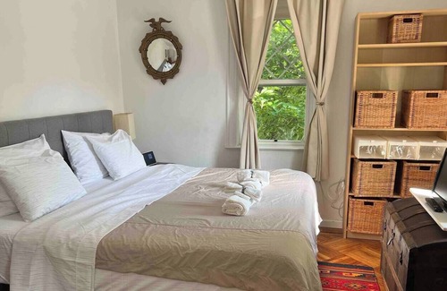 Kensington House | Charming 3-bedroom house with patio and parking!