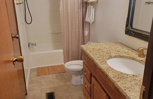 Hornbeak House | Charming 3-bedroom house with WiFi, AC in amazing Hornbeak