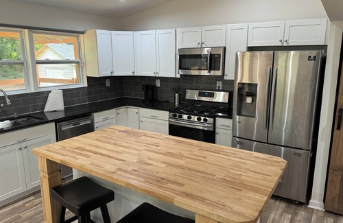 Marietta House | Charming 3-bedroom house with WiFi, AC in enjoyable Marietta