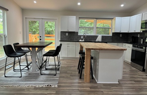 Marietta House | Charming 3-bedroom house with WiFi, AC in enjoyable Marietta