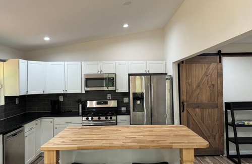 Marietta House | Charming 3-bedroom house with WiFi, AC in enjoyable Marietta