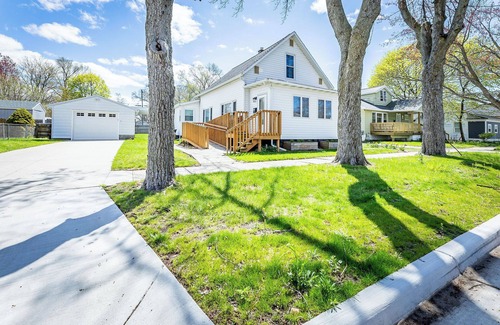 Lakeside House | Charming 3-bedroom house in wonderful Muskegon with WiFi, AC