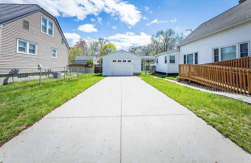 Lakeside House | Charming 3-bedroom house in wonderful Muskegon with WiFi, AC