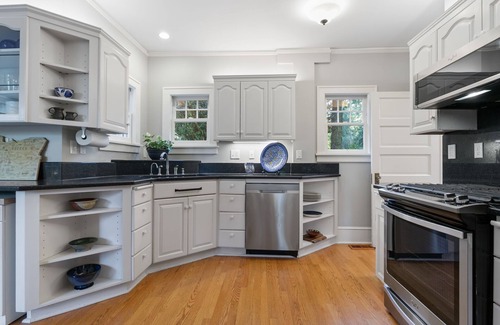 Whitford House | Charming 3-bedroom house with WiFi, AC in peaceful Portland