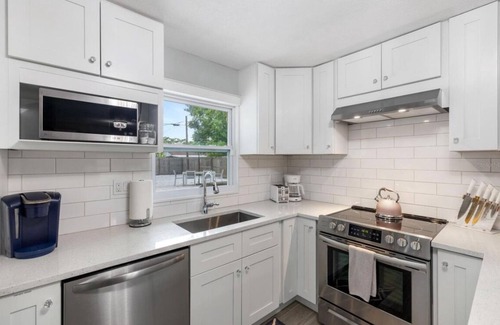 South Sarasota House | Charming 3-bedroom house with Pool in serene Sarasota near Downtown & Siesta Key