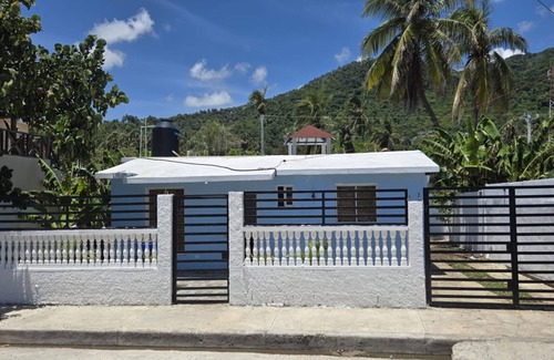 Los Patos House | Charming 3-bedroom house in Paraiso with AC and pool.