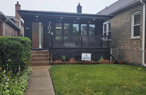 Chatham House | Charming 3-bedroom house in brilliant Chicago with WiFi, AC, plenty of sleeping.
