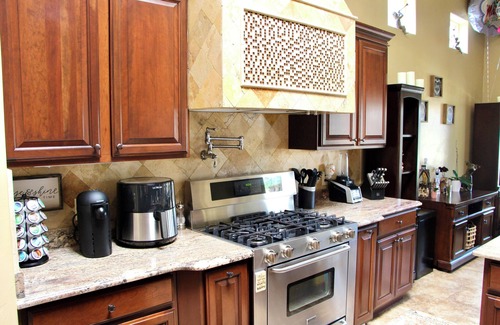 Biggs Field House | Charming 3-bedroom house with backyard kitchette, fitness room in sunny El Paso