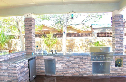 Biggs Field House | Charming 3-bedroom house with backyard kitchette, fitness room in sunny El Paso