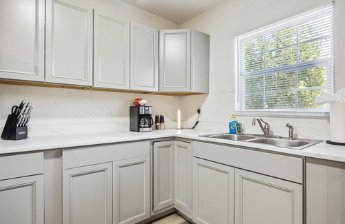 Riverside Terrace House | Charming 3-bedroom house in cool Houston with WiFi and AC