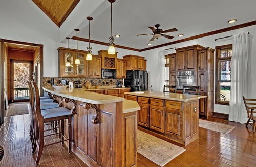 Mentone House | Charming 3-bedroom house, breathtaking views, Hot Tub, W/D Game Room