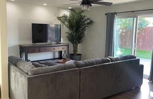 Modesto House | Charming 3-bedroom house with WiFi, AC in Modesto