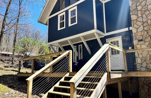 Acme House | Charming 3-bedroom house in Bear Rocks near State Parks and resorts