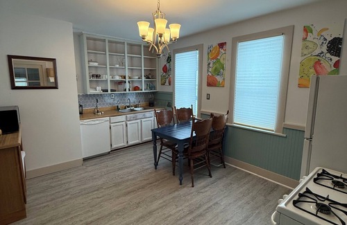 Erie House | Charming 3-bedroom house in Erie with WiFi and AC by Presque Isle and Lake Erie