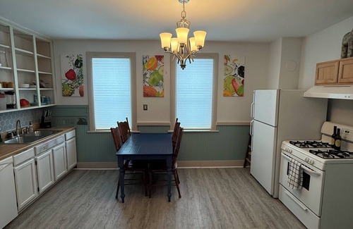 Erie House | Charming 3-bedroom house in Erie with WiFi and AC by Presque Isle and Lake Erie
