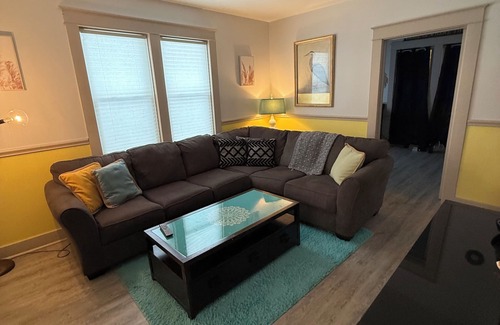 Erie House | Charming 3-bedroom house in Erie with WiFi and AC by Presque Isle and Lake Erie