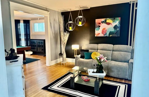 Melrose House | Charming 3-bedroom house with pool table
