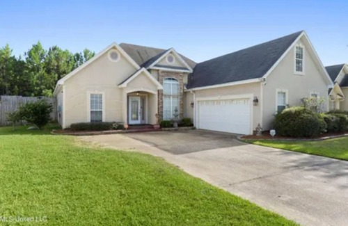 St. Martin House | Charming 3-bedroom house with EV Charger and FREE WiFi+ in Biloxi Ocean Springs