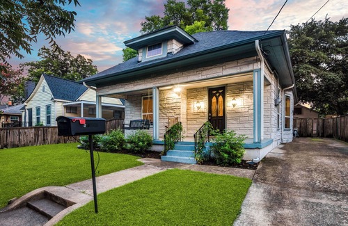 Kessler House | Charming 3-bedroom house with lovely outdoor space in the Bishop Arts district