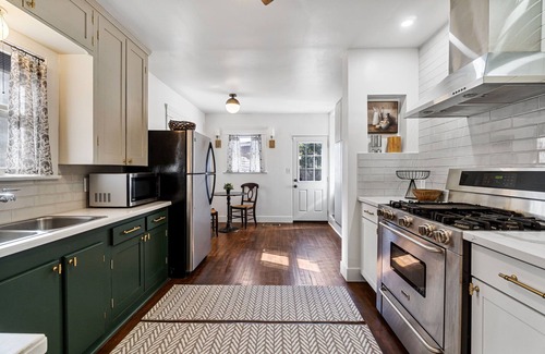 Tower District House | Charming 3-bedroom house with WiFi, AC in fantastic Fresno