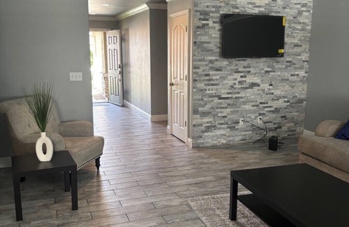 Roosevelt House | Charming 3-bedroom house with WiFi, AC in delightful Fresno