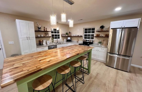Higdon House | Charming 3-bedroom house With Billiards Room