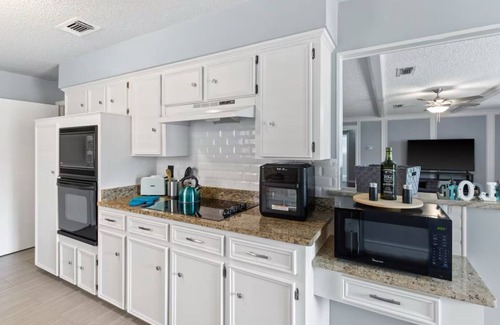 Irving House | Charming 3-bedroom house in Pleasant Irving with AC Near DFW & AT&T Stadium