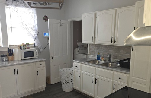 Lorain House | Charming 3-bedroom house with fitness room, and jacuzzi andWiFi in Lorain
