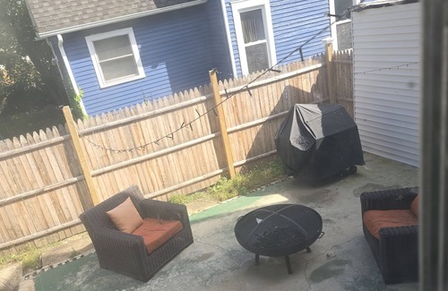 Lorain House | Charming 3-bedroom house with fitness room, and jacuzzi andWiFi in Lorain