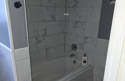 Lorain House | Charming 3-bedroom house with fitness room, and jacuzzi andWiFi in Lorain