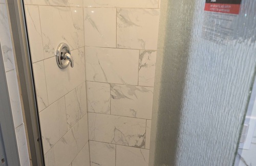 Lorain House | Charming 3-bedroom house with fitness room, and jacuzzi andWiFi in Lorain