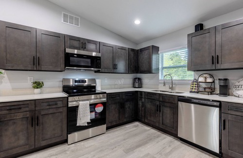 Ocala House | Charming 3-bedroom house in Ocala with WiFi and AC. 5 mins to WEC and Downtown.