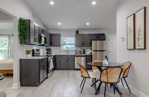 Ocala House | Charming 3-bedroom house in Ocala with WiFi and AC. 5 mins to WEC and Downtown.