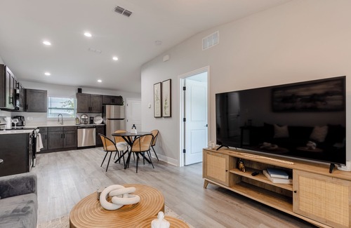Ocala House | Charming 3-bedroom house in Ocala with WiFi and AC. 5 mins to WEC and Downtown.