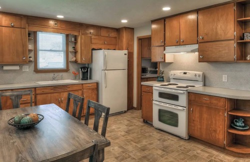Omaha House | Charming 3-bedroom house in enchanting Omaha with WiFi, AC