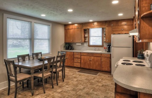 Omaha House | Charming 3-bedroom house in enchanting Omaha with WiFi, AC