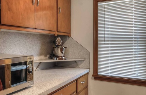 Omaha House | Charming 3-bedroom house in enchanting Omaha with WiFi, AC