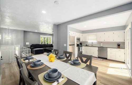 Omaha House | Charming 3-Bedroom House With A King Bed