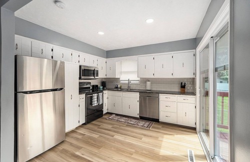 Omaha House | Charming 3-Bedroom House With A King Bed