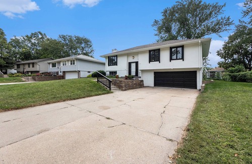 Omaha House | Charming 3-Bedroom House With A King Bed