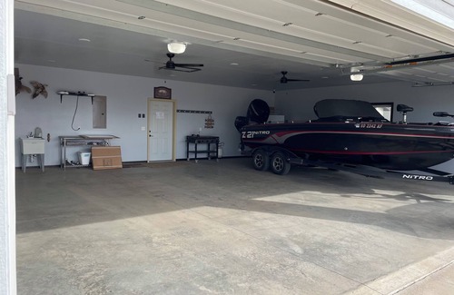 Pierre House | Charming 3-bedroom house with WiFi, AC minutes from Lake Oahe/3 stall garage