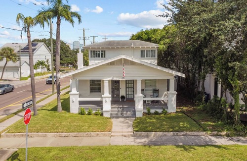 Courier City - Oscawana House | Charming 3-bedroom house in South Tampa with Hot Tub