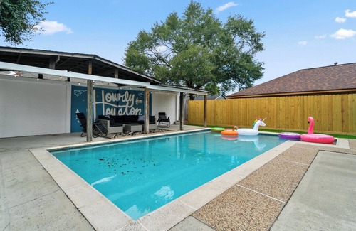 Barker House | Charming 3-bedroom house with Pool, Backyard Lounge, Game room in welcoming Katy