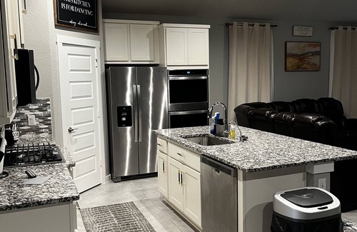 Katy House | Charming 3-bedroom house with Pool, WiFi and AC in delightful Katy