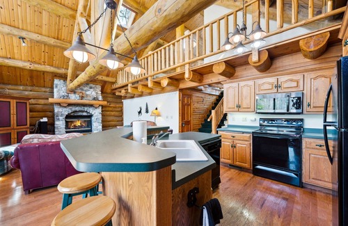 Egg Harbor Cabin | Charming 3-bedroom Log Cabin by the lake