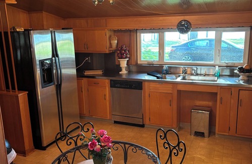 Coldwater House | Charming 3-bedroom lake house with WiFi, AC in Coldwater on Morrison Lake.