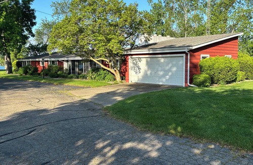 Coldwater House | Charming 3-bedroom lake house with WiFi, AC in Coldwater on Morrison Lake.