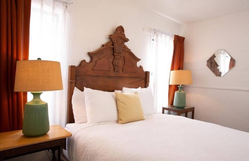 June Lake Hotel | Charming 3-bedroom large family cabin with Wifi and Air Conditioning in fabulous June Lake, CA.