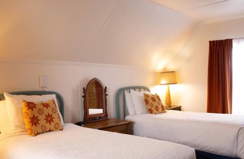 June Lake Hotel | Charming 3-bedroom large family cabin with Wifi and Air Conditioning in fabulous June Lake, CA.